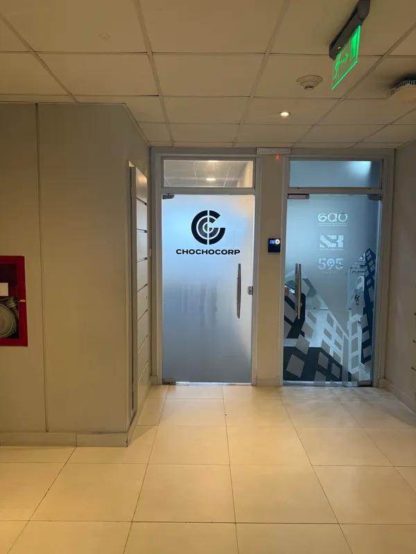 Entrada do escritório da Chochocorp no 10º andar