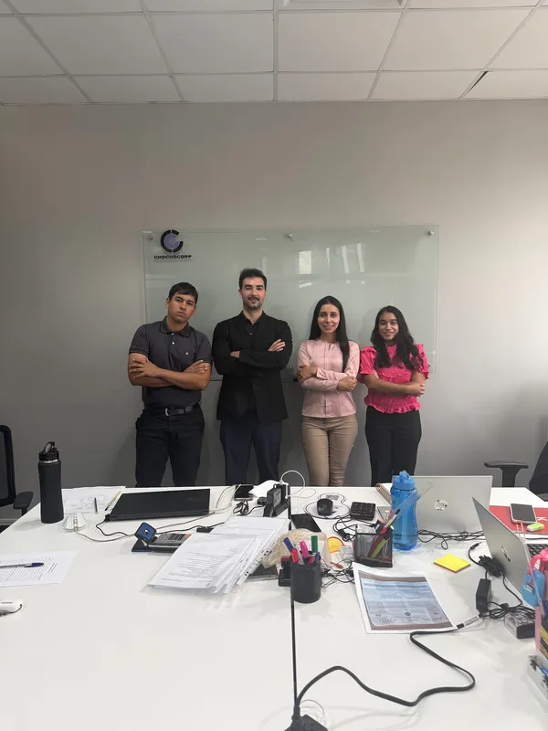 A equipe da Chochocorp na sala de trabalho
