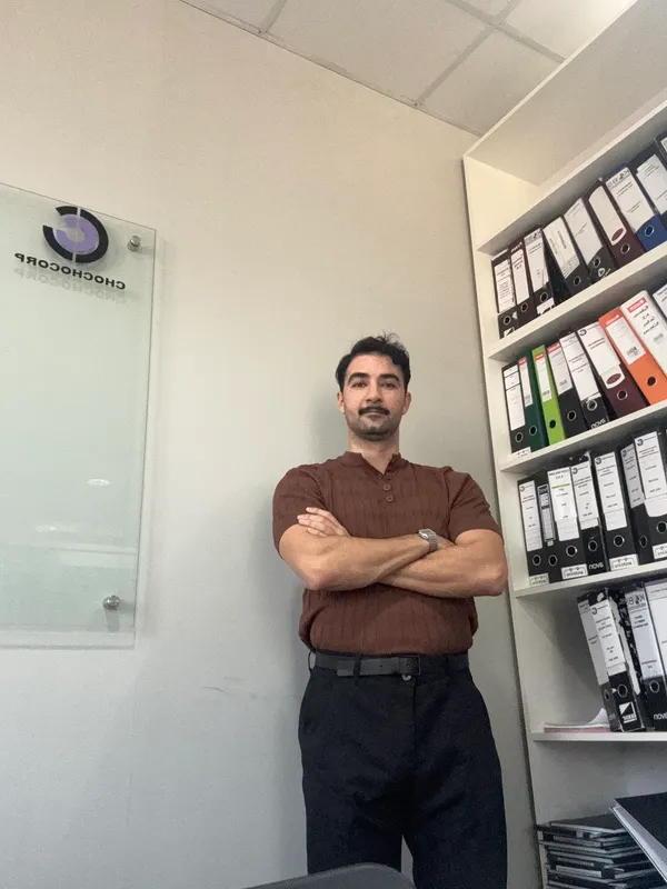 Assessor da Chochocorp no escritório, junto ao arquivo contábil